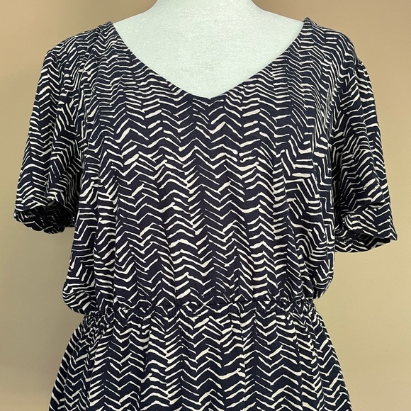 {Lucky Brand} Abstract Chevron Print Peplum Blouse in Navy & Tan - Medium - NWT - Picture 2 of 8